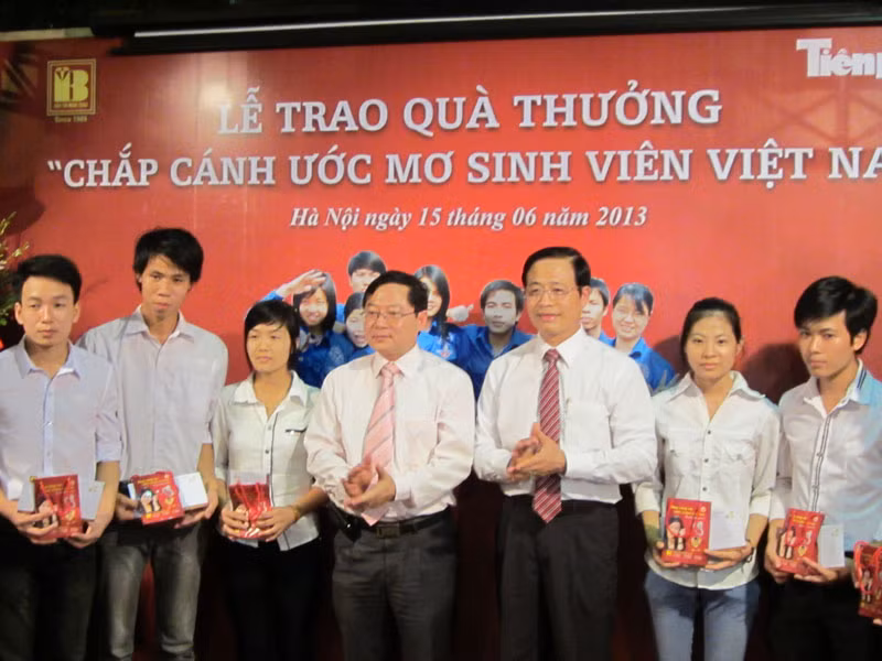 Ban tổ chức trao quà cho các em sinh viên có hoàn cảnh khó khăn, có thành tích cao trong học tập