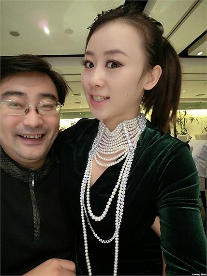 Tuy nhiên, nữ MC này phát hiện ông Phạm vẫn chưa ly dị vợ, đồng thời tố giác ông này phụ bạc cô