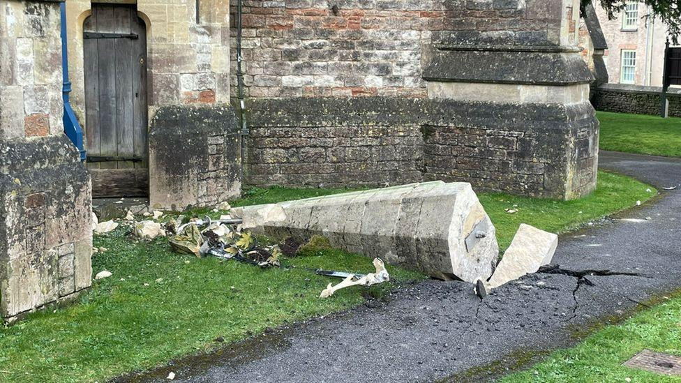 Những người dân sinh sống gần Nhà thờ St Thomas cho biết may mắn đã không có ai bị thương khi phần đỉnh bằng bê tông của đỉnh tòa nhà rơi xuống đất. Những người dân sinh sống gần Nhà thờ St Thomas cho biết may mắn đã không có ai bị thương khi phần đỉnh bằng bê tông của đỉnh tòa nhà rơi xuống đất.