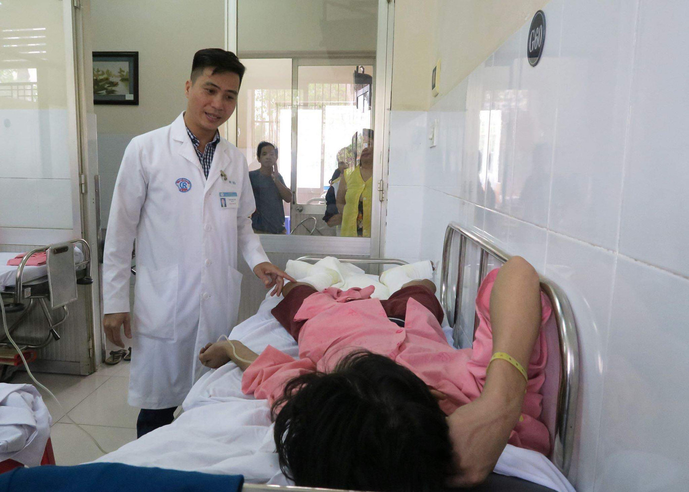 Hút thuốc lá trong lúc đang chiết xăng, 4 người nguy kịch ảnh 1