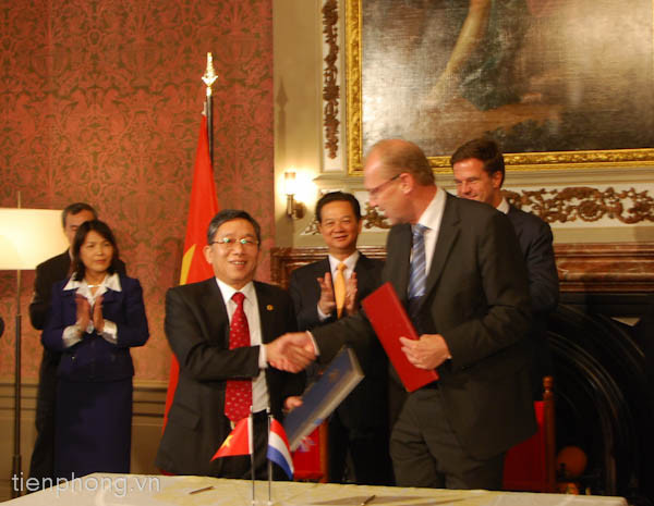 Hai Thủ tướng chứng kiến Lễ ký nhiều văn kiện quan trọng 