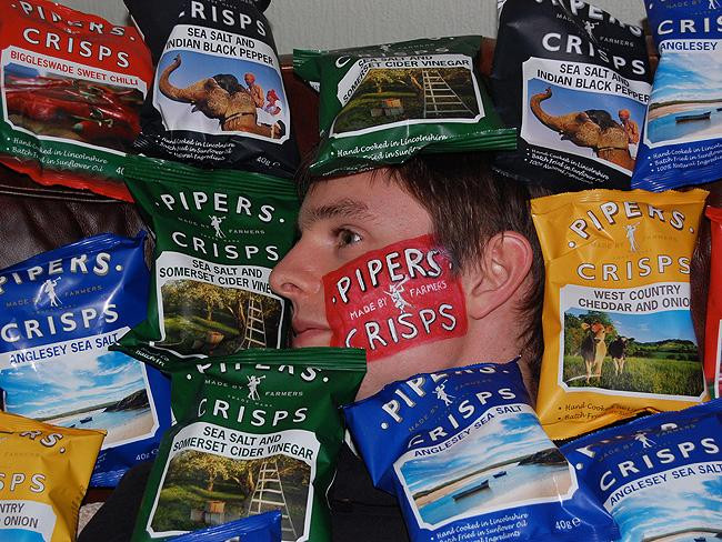 Đủ các hình vẽ sản phẩm trên khuôn mặt của chàng sinh viên