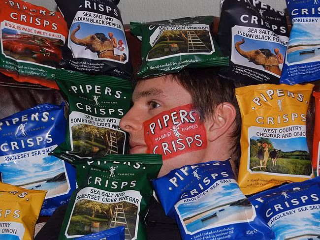 Đủ các hình vẽ sản phẩm trên khuôn mặt của chàng sinh viên. Đủ các hình vẽ sản phẩm trên khuôn mặt của chàng sinh viên