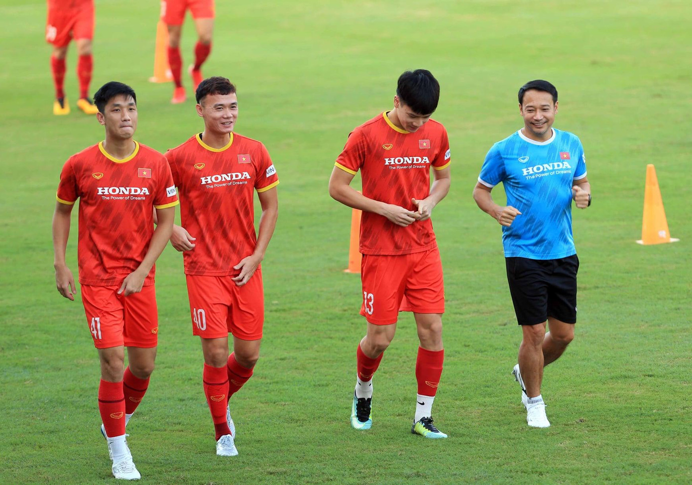 Chiều nay (21/9), ĐT Việt Nam tiếp tục luyện quân trên sân Trung tâm đào tạo bóng đá trẻ Việt Nam. Kết quả bốc thăm AFF Cup 2020 gần như không ảnh hưởng đến tâm trạng của thầy trò HLV Park Hang-seo.