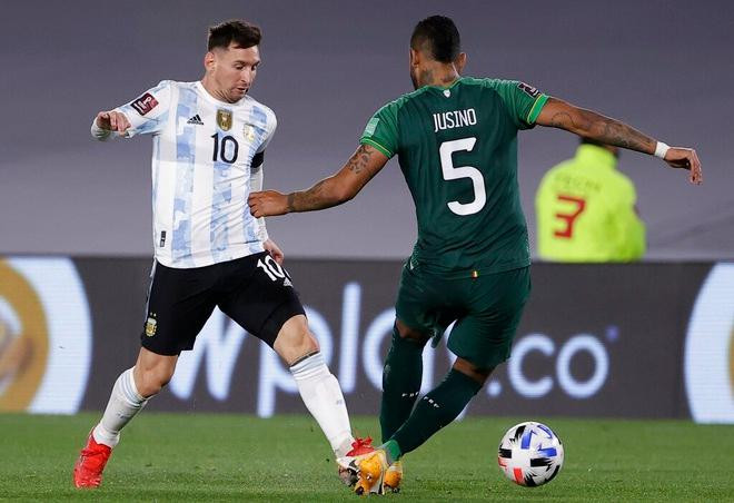 Messi gây nhiều khó khăn cho hàng thủ Bolivia
