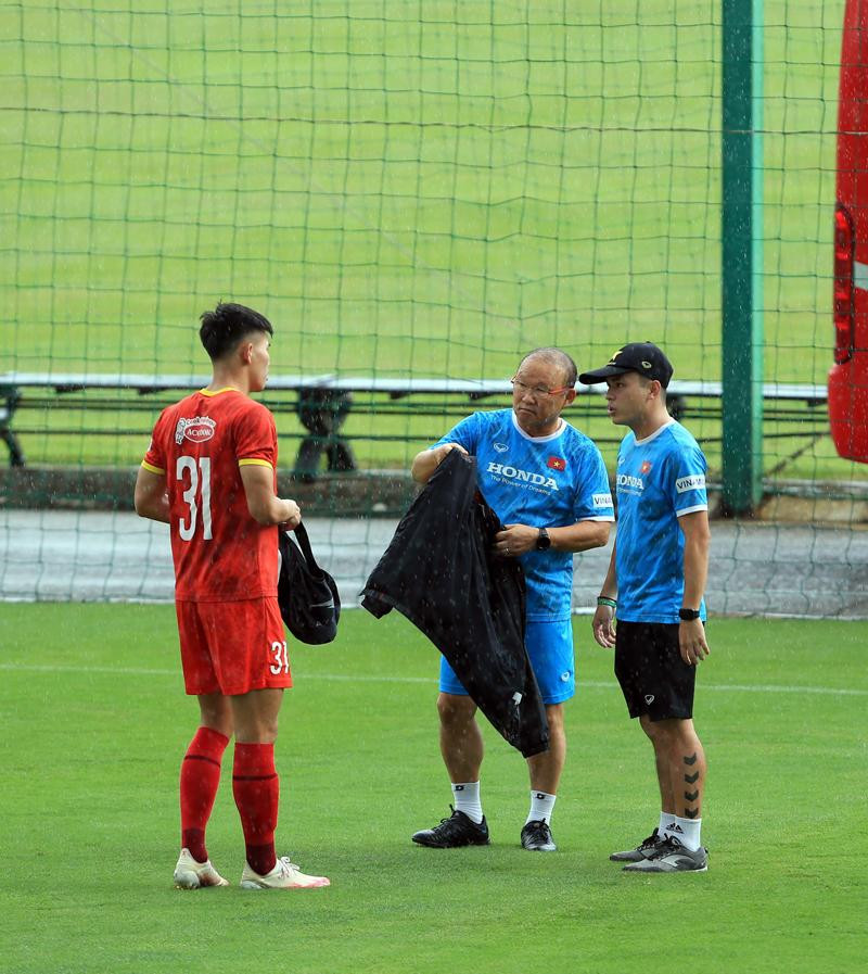 Do các cầu thủ vừa trải qua quãng nghỉ nên HLV Park Hang-seo tập trung chủ yếu vào nội dung củng cố nền tảng thể lực và sức bền. Các cầu thủ đang trong chế độ hồi phục chấn thương như Minh Vương, Đình Trọng, Tiến Dũng, Thành Chung tiếp tục tập riêng dưới sự chỉ dẫn của bác sỹ đội tuyển.