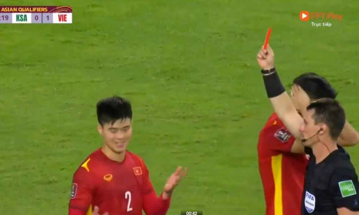 Trọng tài rút thẻ đỏ &quot;oan nghiệt&quot; đối với Duy Mạnh ở trận gặp Saudi Arabia