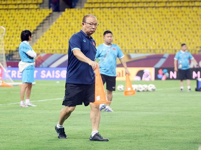 HLV Park Hang-seo lộ vẻ suy tư khi theo dõi các tuyển thủ Việt Nam tập luyện. Chỉ ít giờ tới, đội tuyển Việt Nam sẽ chính thức bước vào hành trình cam go của mình.