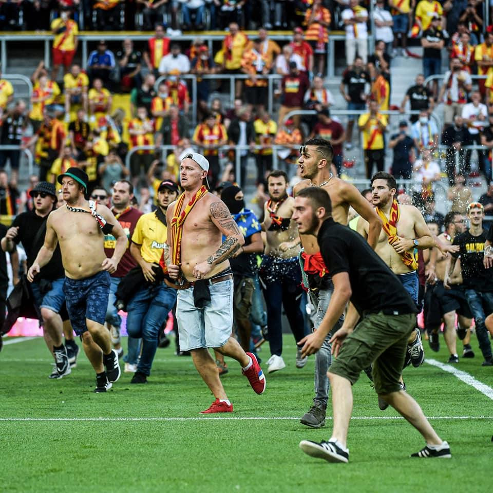Khung cảnh hỗn loạn trên sân Stade Bollaert-Deleli.