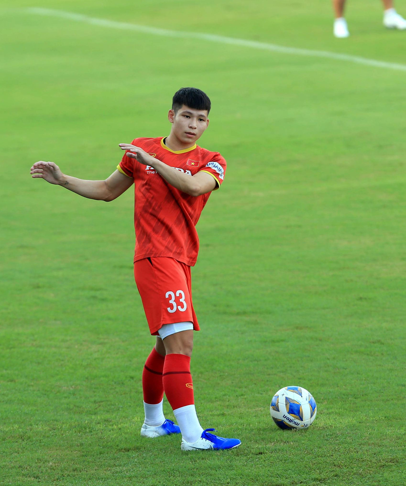 Tại buổi tập chiều nay, đội tuyển chào đón sự góp mặt của cầu thủ trẻ Liễu Quang Vinh, được HLV Park Hang-seo điều chuyển từ ĐT U22 Việt Nam lên nhằm thử nghiệm khả năng trong hệ thống phòng ngự.