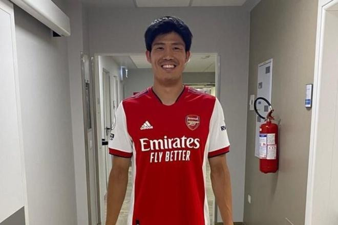 Takehiro Tomiyasu gia nhập Arsenal