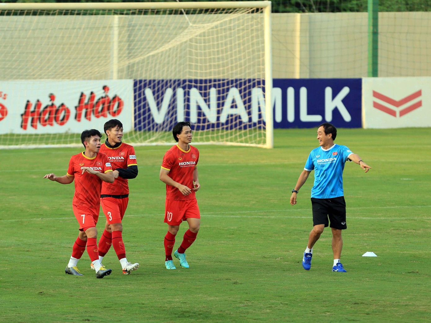 Buổi tập diễn ra trong bầu không khí thoải mái nhưng vẫn rất tập trung của các cầu thủ.