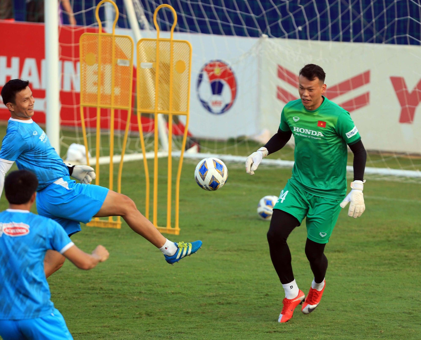 Thủ môn Bùi Tấn Trường gần như chắc suất bắt chính trong cuộc đối đầu với Trung Quốc, sau khi Văn Lâm dính chấn thương ở Nhật Bản.