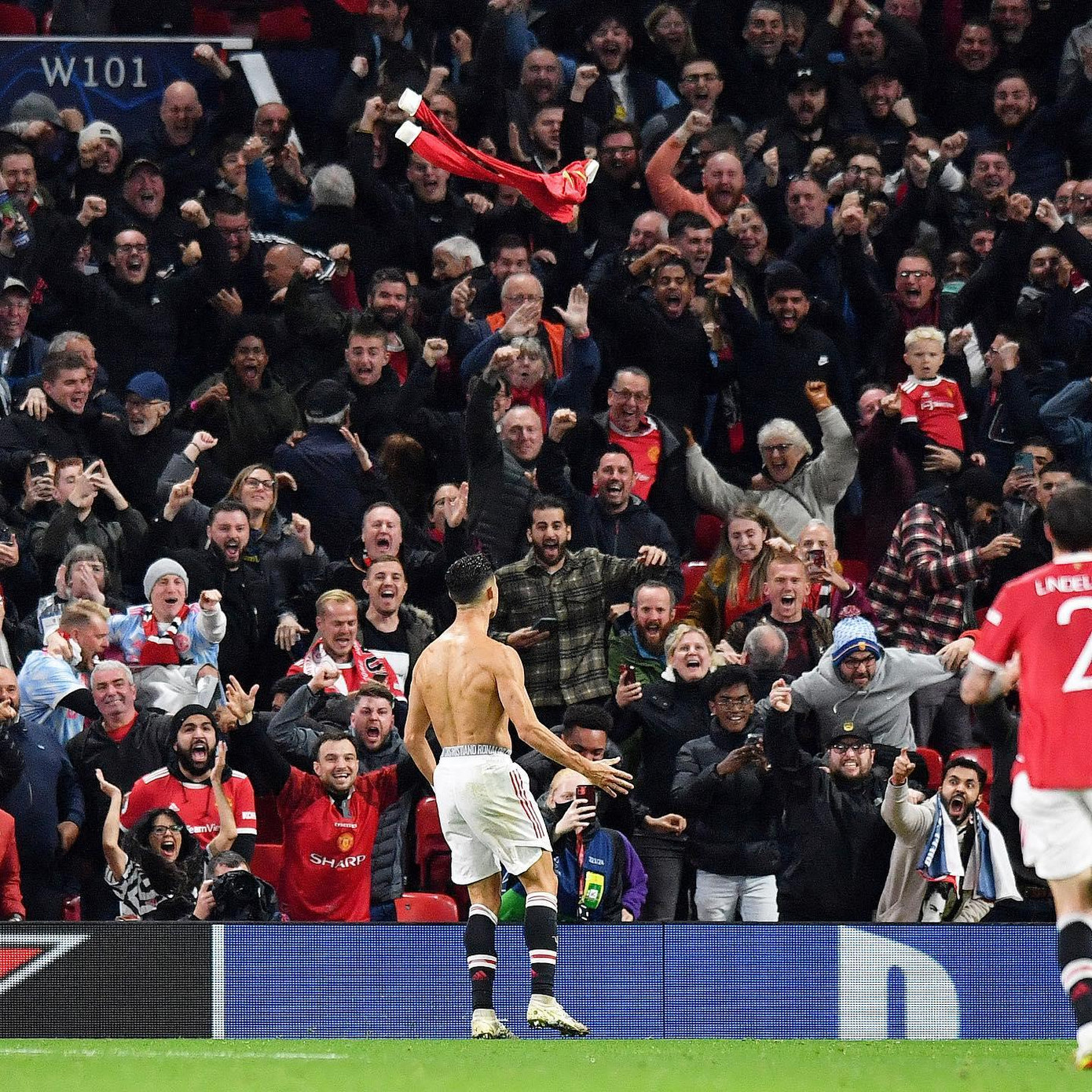 Ronaldo xô đổ hàng loạt kỷ lục Champions League