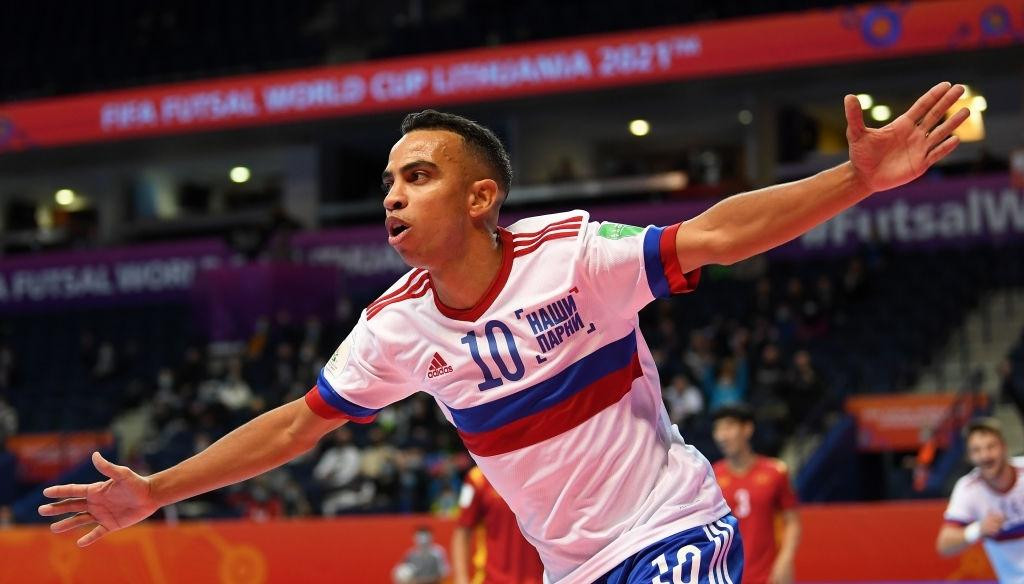 Robinho ăn mừng bàn mở tỷ số