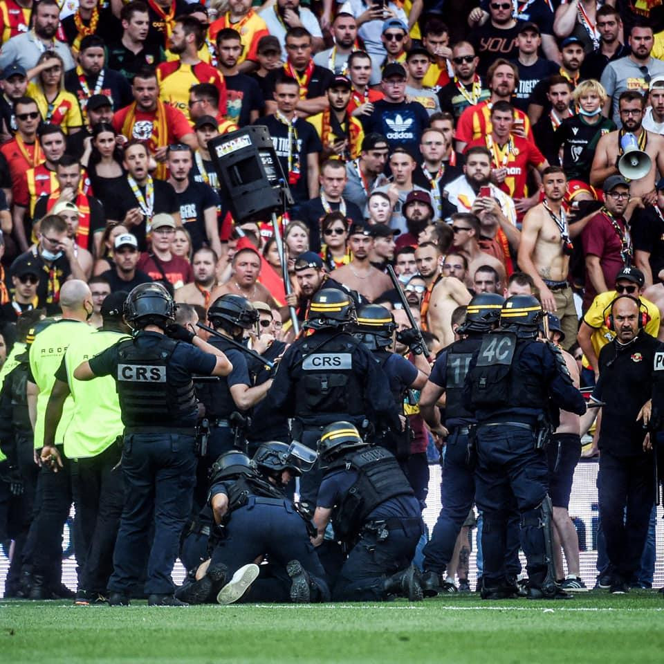 Vụ bạo loạn khiến trận &quot;Derby du Nord&quot; nổi tiếng của Ligue 1 giữa hai CLB giàu truyền thống vùng phía Bắc nước Pháp bị hoãn hơn 1 giờ đồng hồ.