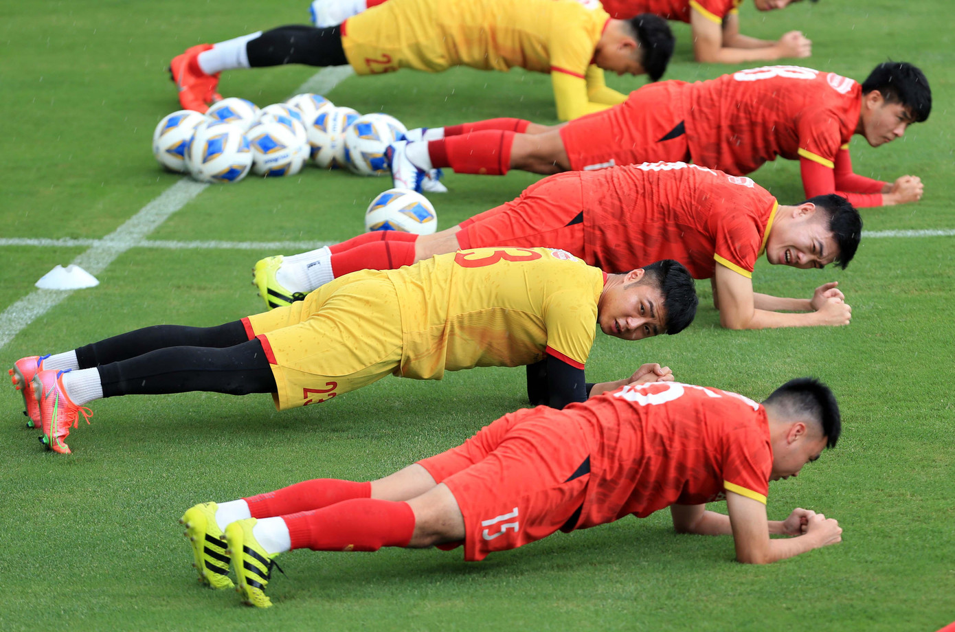 Cơn mưa dày hạt bất chợt bất chợt đổ ập xuống trong buổi tập đầu tiên của đội tuyển Việt Nam, nhưng chỉ kéo dài ít phút nên cũng không ảnh hưởng đến kế hoạch của thầy trò HLV Park Hang-seo.