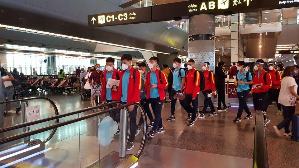 Đội tuyển Việt Nam ra sân bay về nước