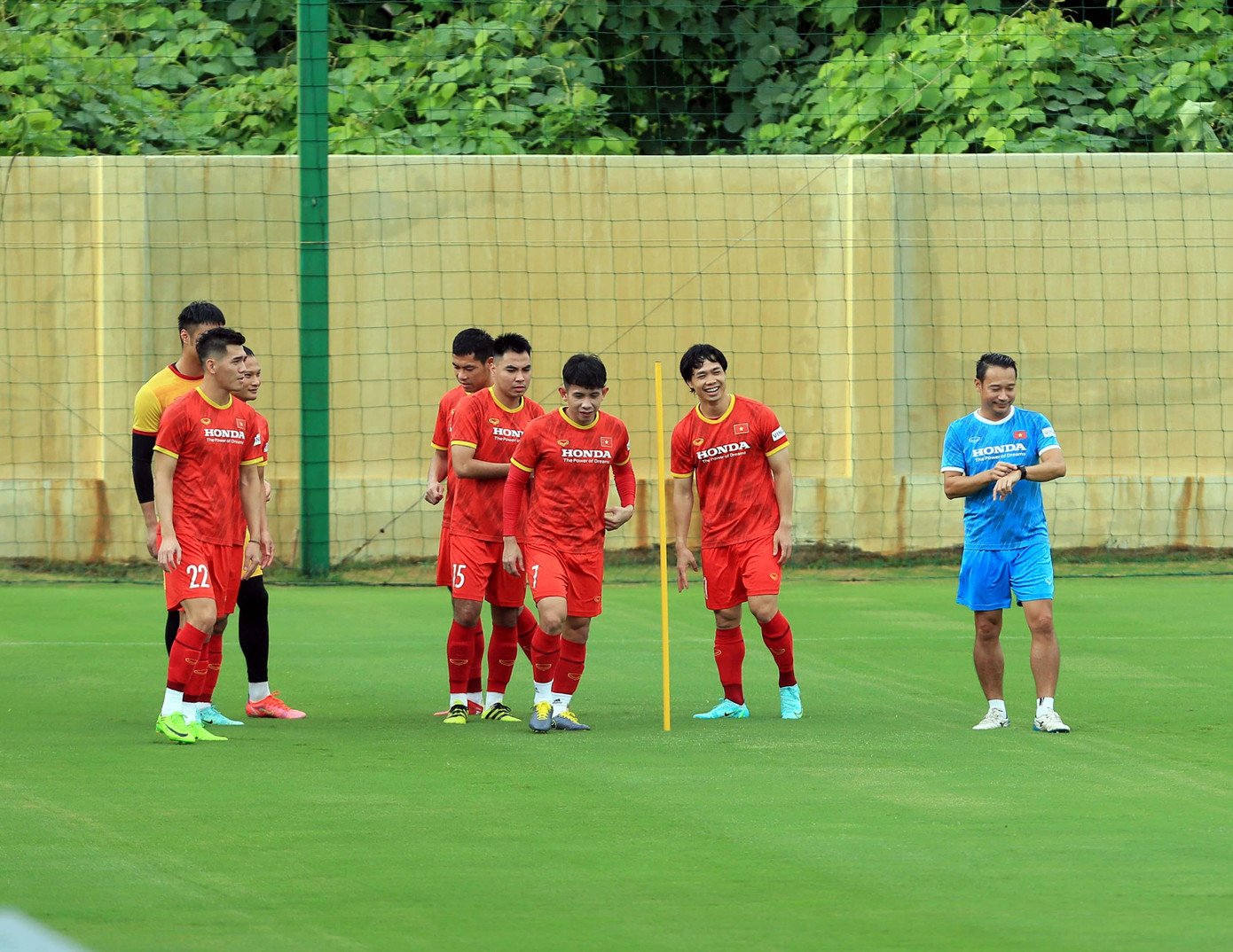 Sự góp mặt của các gương mặt vừa được triệu tập bổ sung gồm thủ môn Nguyên Mạnh, tiền vệ Trọng Đại, tiền đạo Xuân Nam và Công Phượng cũng góp phần tạo nên bầu không khí tươi mới cho đội tuyển.