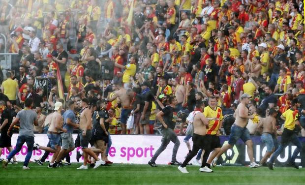 Theo giới truyền thông, hai người bị thương sau vụ việc, gồm 1 cảnh sát và 1 CĐV. Chắc chắn các án phạt sẽ được BTC đưa ra trong thời gian sớm nhất.