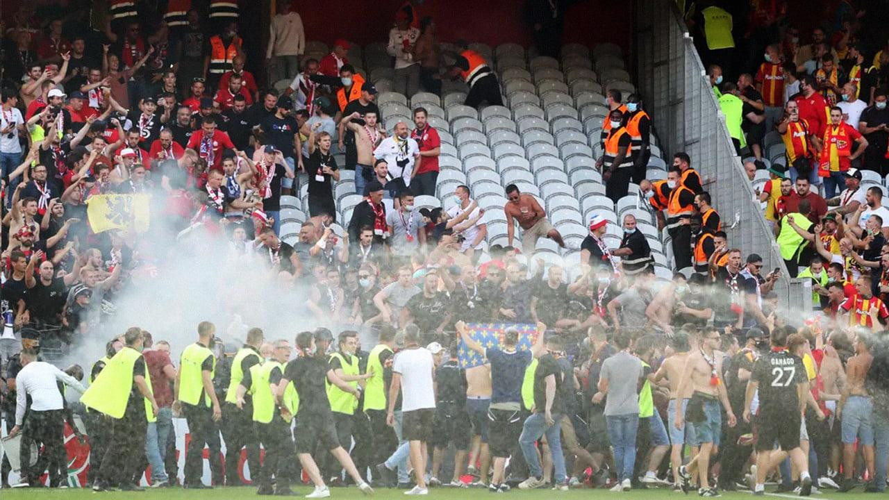 RMC Sport cho biết căng thẳng giữa cổ động viên hai đội đã diễn ra từ trước khi trận đấu bắt đầu. CĐV Lens ném ghế và vật thể lạ về phía khán đài đội khách. CĐV Lille cũng khiêu khích và đáp trả người hâm mộ chủ nhà.