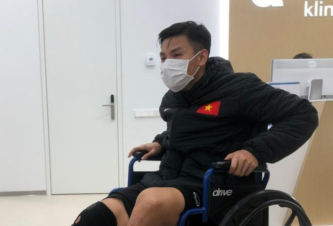 Đức Tùng không thể tự đi lại được và phải ngồi xe lăn