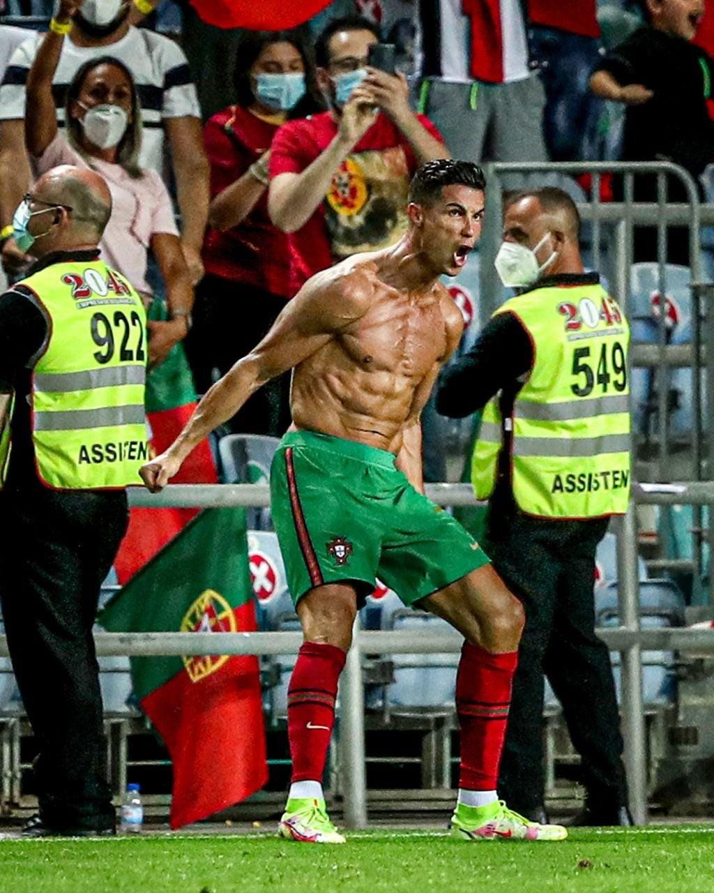 Ronaldo khoe thân hình rắn chắc sau bàn thắng cảm xúc. Ronaldo khoe thân hình rắn chắc sau bàn thắng cảm xúc.