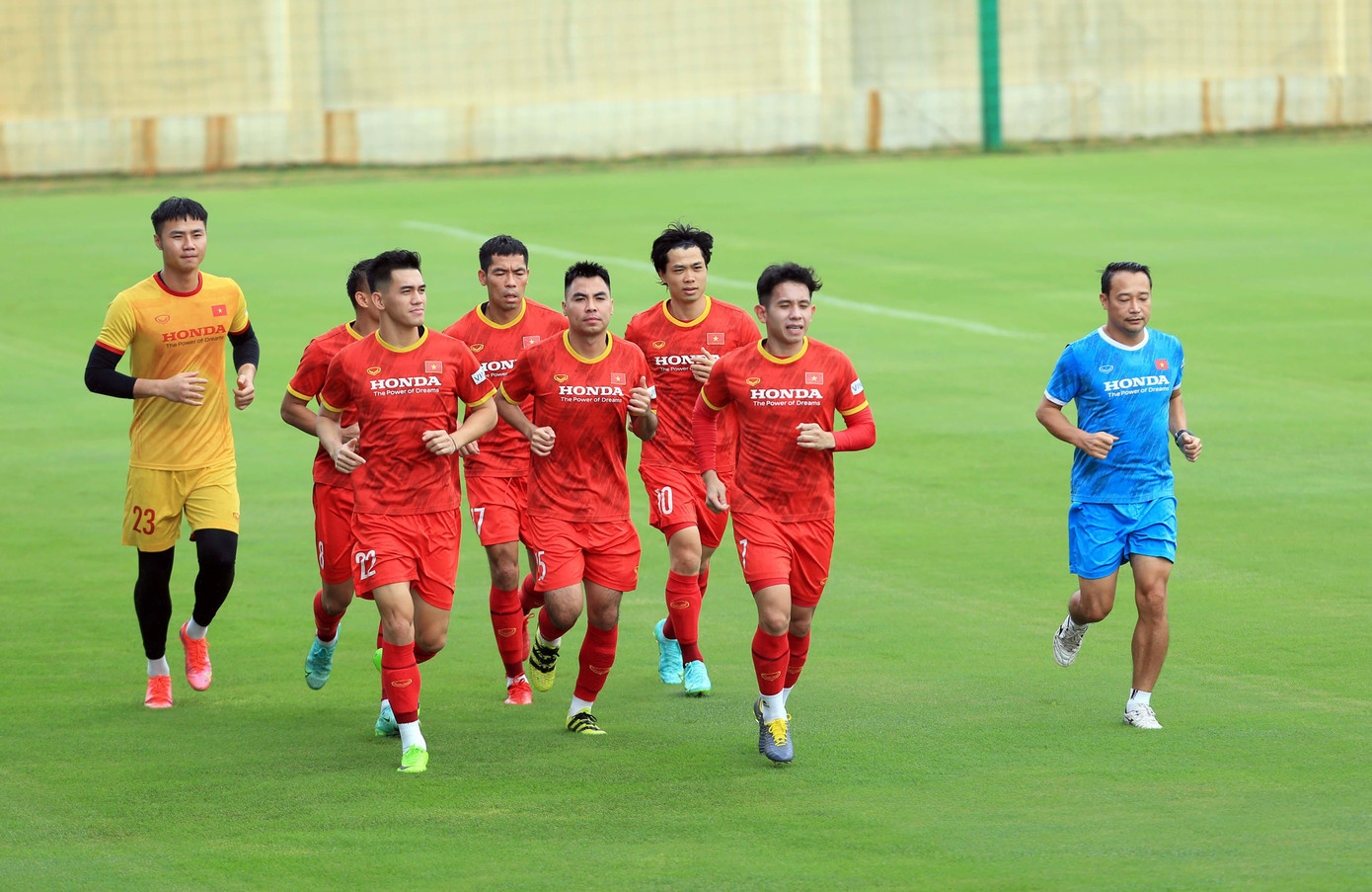 Thời gian qua, Công Phượng tích cực tập luyện ở đội U22 Việt Nam, sau khoảng một tháng nghỉ phép vì việc cá nhân. Theo đánh giá của ban huấn luyện, tiền đạo người Nghệ An đã thích nghi rất nhanh, lấy lại được cảm giác bóng cũng như có thể lực khá tốt.