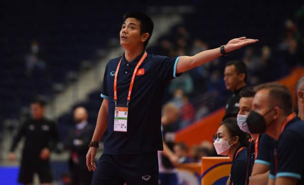 Trợ lý Nguyễn Anh Tuấn chỉ đạo cầu thủ Việt Nam thi đấu