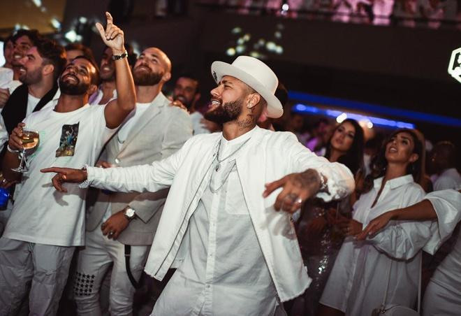 Neymar là cầu thủ thích tiệc tùng