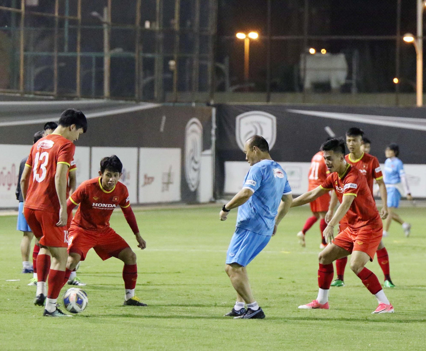 Sự hóm hỉnh và gần gũi của nhà cầm quân người Hàn Quốc đã mang lại những tiếng cười vui nhộn trên sân tập.