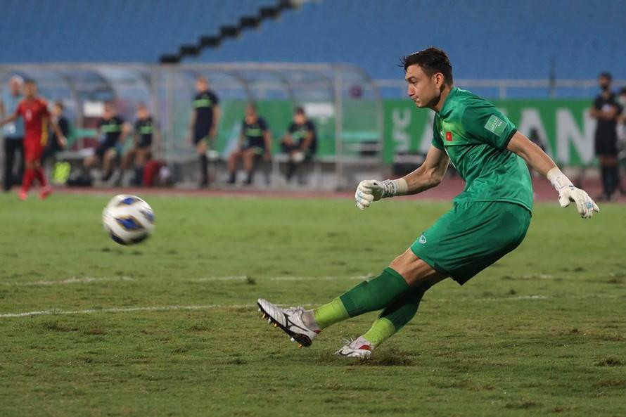 Văn Lâm dính chấn thương khi trở lại Nhật Bản thi đấu