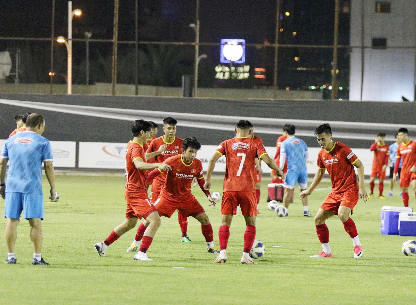 Tối nay (1/9), đội tuyển Việt Nam sẽ có buổi tập làm quen với sân thi đấu King Saud University (tên gọi khác là sân vận động Mrsool Park, sân nhà của CLB AlNassr FC).