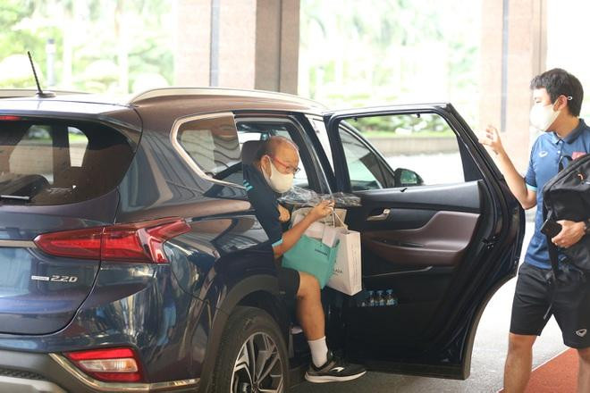 Thầy Park 'tay xách, nách mang' Thầy Park 'tay xách, nách mang'