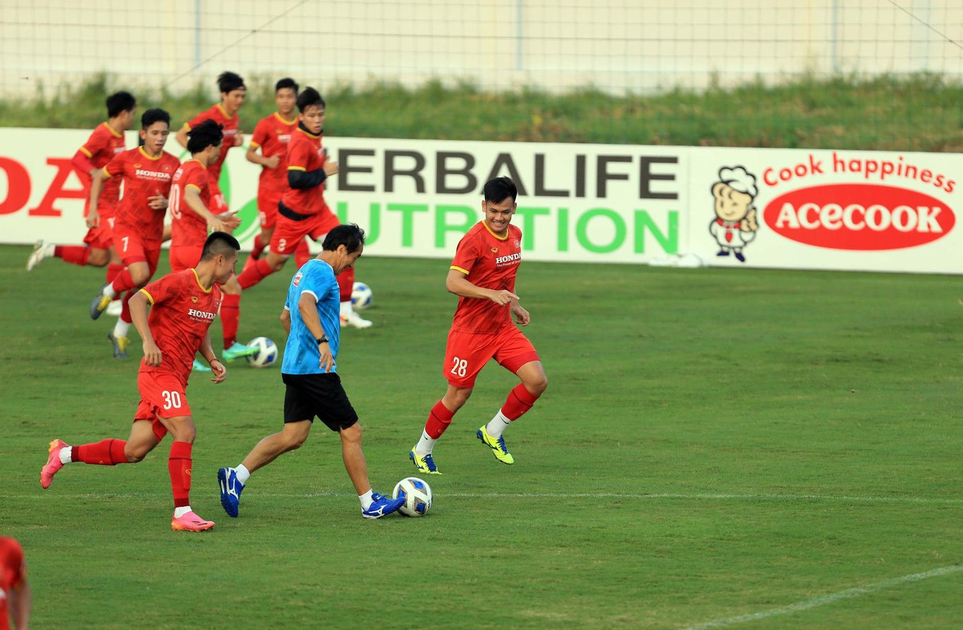 Trận đấu giữa Việt Nam và Trung Quốc dự kiến diễn ra vào ngày 7/10 tại SVĐ Shajah (UAE). Đây là trận đấu trên sân nhà của Trung Quốc, nhưng do ảnh hưởng của dịch COVID-19 nên đội bạn buộc phải lựa chọn sân trung lập để tổ chức trận đấu này. Sau 2 lượt trận, cả Trung Quốc và đội tuyển Việt Nam đều chưa có điểm nào.