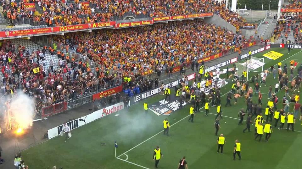 Sự cố xảy ra trong quãng thời gian nghỉ giữa hai hiệp, một nhóm CĐV quá khích của Lens tràn xuống sân, tiến đến khu khán đài ở gần góc sân có nhóm CĐV Lille để đòi ăn thua.