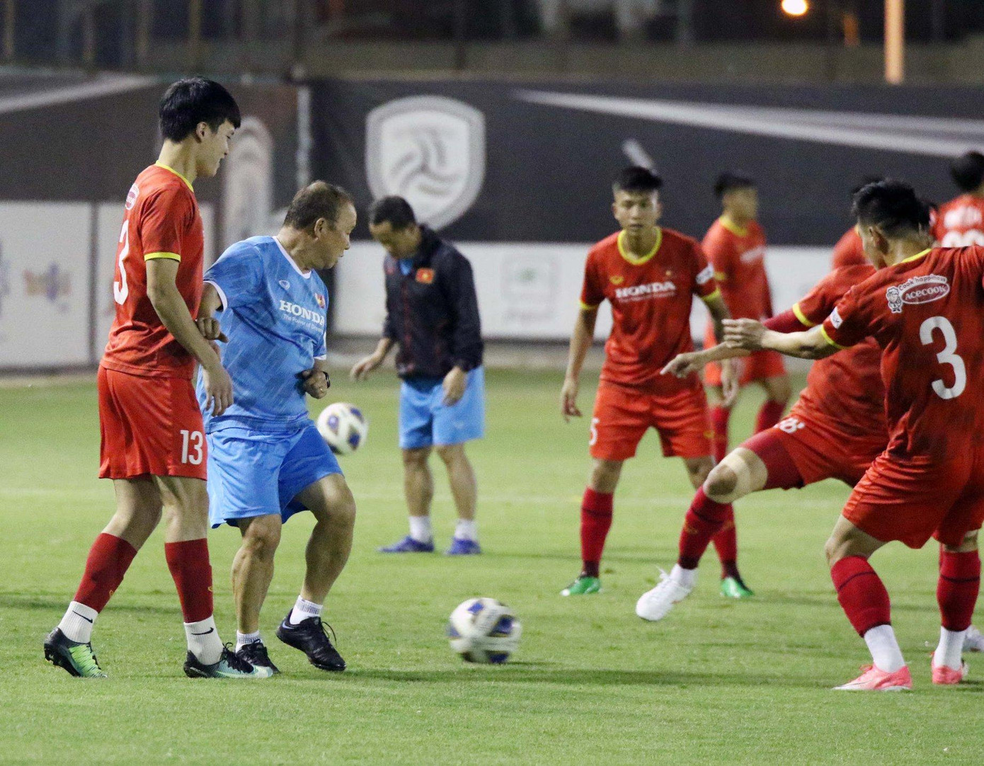 Tại buổi tập, HLV Park Hang-seo luôn cố gắng để tạo ra bầu không khí vui vẻ. Ông cũng tích cực tham gia “đá ma” cùng các học trò.