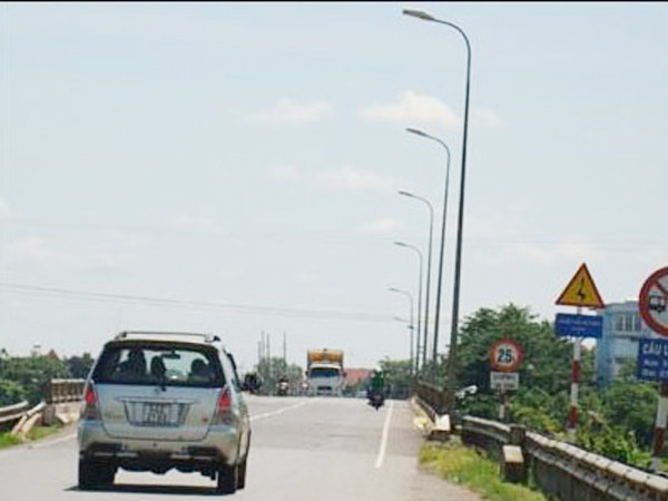 Cầu La Ngà (Đồng Nai) sẽ rất nguy hiểm nếu xe trọng tải lớn đi qua. Ảnh: Đức Minh