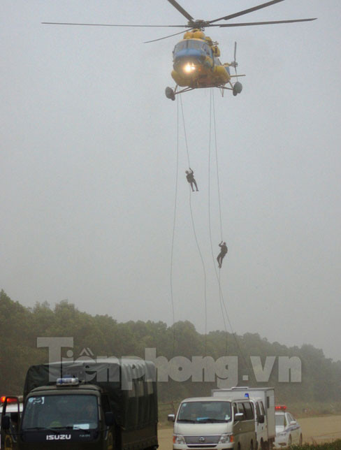 Đưa cảnh sát đặc nhiệm đổ bộ tiêu diệt nhóm khủng bố cướp tiền của Chính phủ theo phương án diễn tập với Bộ Công an . Đưa cảnh sát đặc nhiệm đổ bộ tiêu diệt nhóm khủng bố cướp tiền của Chính phủ theo phương án diễn tập với Bộ Công an