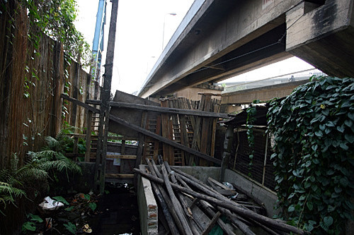 Khu vực này được bao quanh bởi những thanh thép, gỗ...