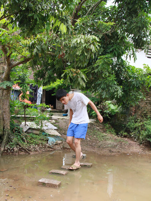 Đường vào nhà của Đích luôn lầy lội