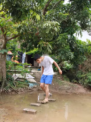 Đường vào nhà của Đích luôn lầy lội