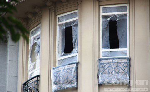 Cô gái Hàn Quốc leo cửa sổ khách sạn đòi tự tử ảnh 1