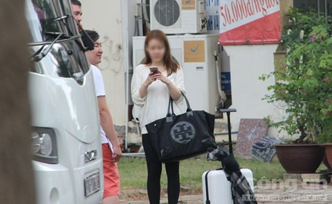 Cô gái Hàn Quốc leo cửa sổ khách sạn đòi tự tử ảnh 2