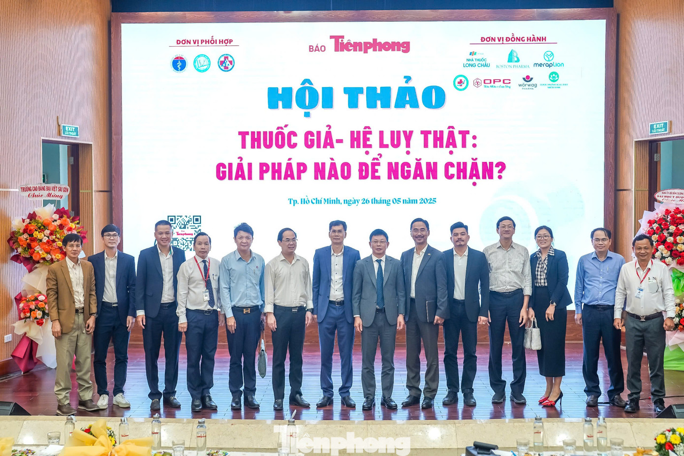Các đại biểu chụp hình lưu niệm.