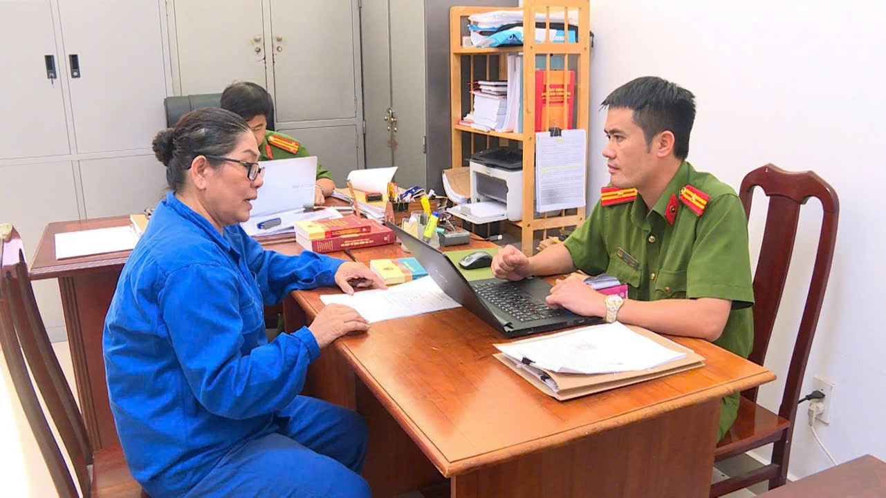 Bà La Thanh Thúy làm việc với cơ quan công an.