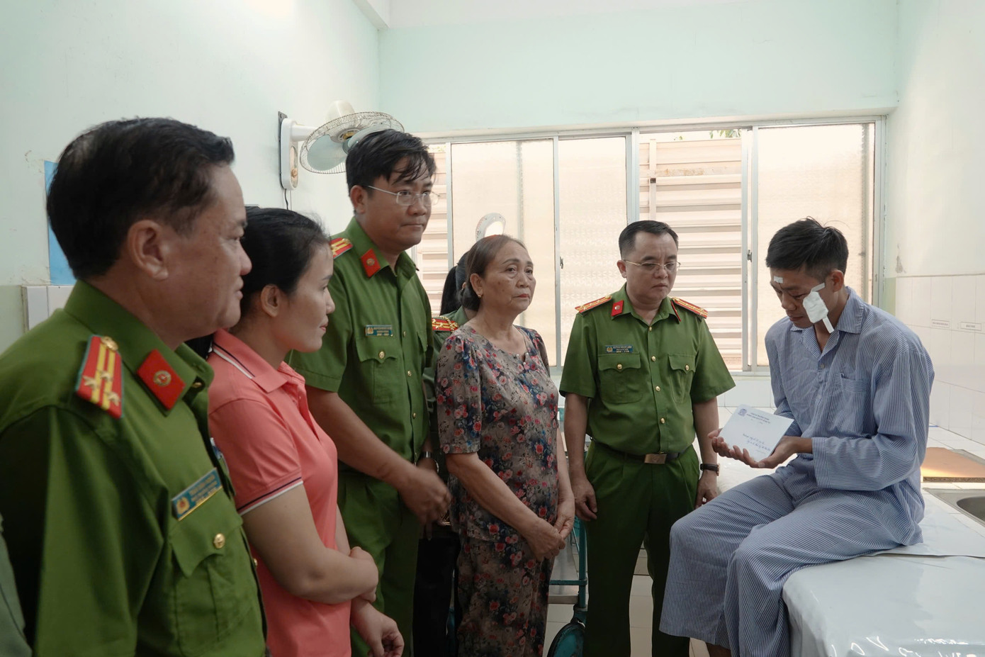 Đoàn công tác của Công an tỉnh Bình Thuận thăm hỏi, động viên tinh thần đại uý Hà Duyên Sơn.