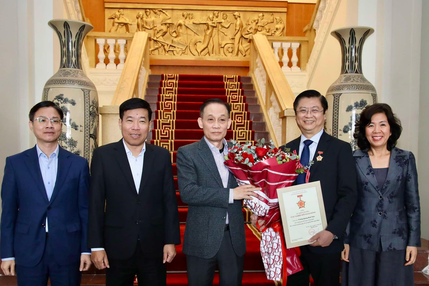 Tập thể Ban Đối ngoại Trung ương chia tay Phó ban Trương Quang Hoài Nam (thứ hai từ phải qua). Tập thể Ban Đối ngoại Trung ương chia tay Phó ban Trương Quang Hoài Nam (thứ hai từ phải qua).