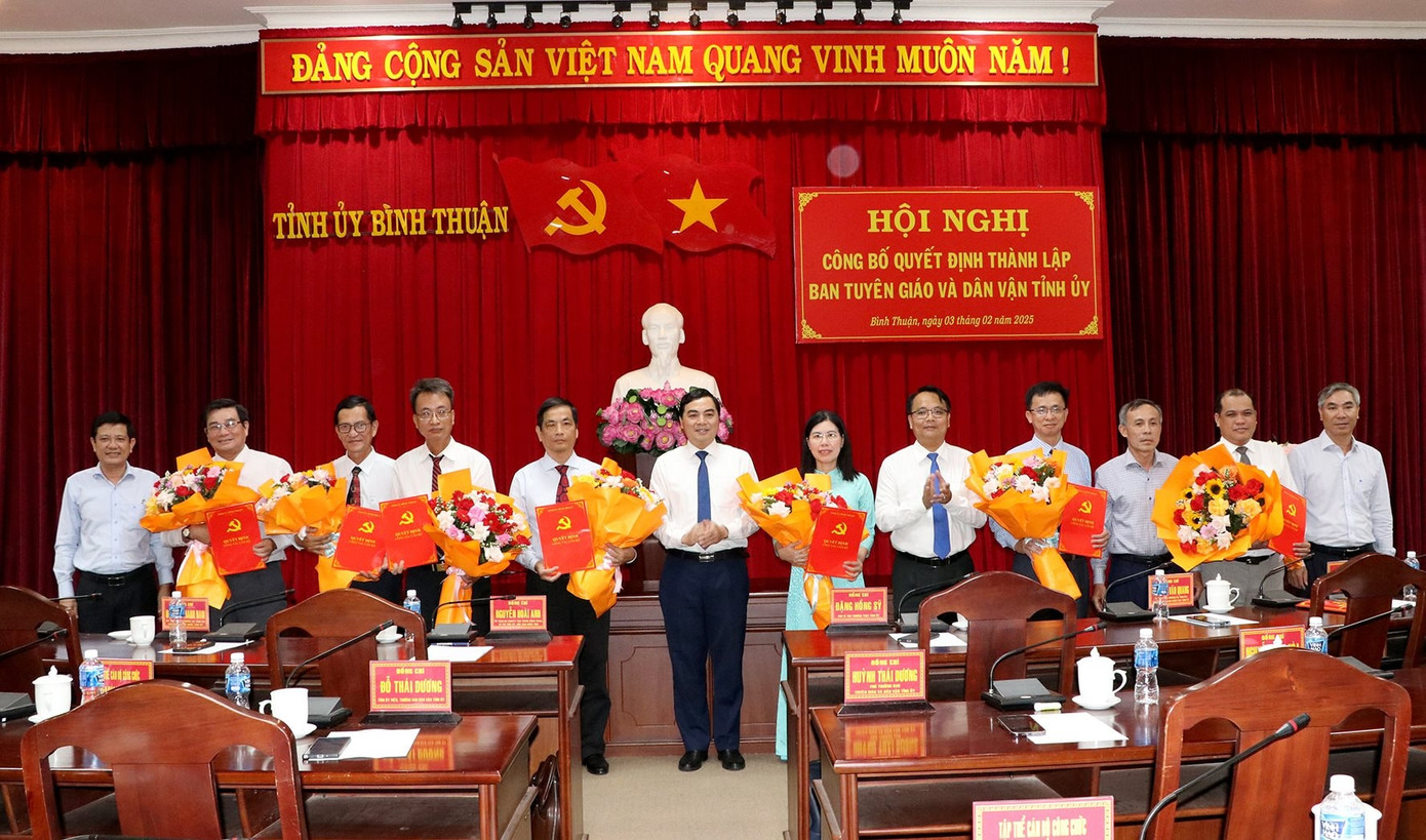Thường trực Tỉnh ủy Bình Thuận trao quyết định và tặng hoa cho lãnh đạo Ban Tuyên giáo và Dân vận Tỉnh ủy. Thường trực Tỉnh ủy Bình Thuận trao quyết định và tặng hoa cho lãnh đạo Ban Tuyên giáo và Dân vận Tỉnh ủy.