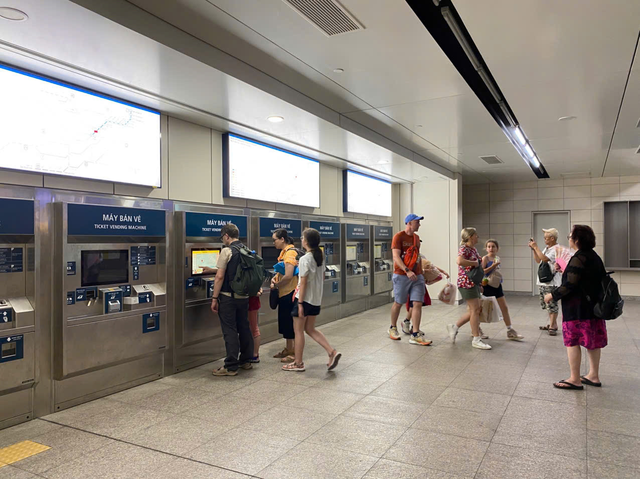 Cách thứ hai là mua vé tại các máy bán vé tự động.
